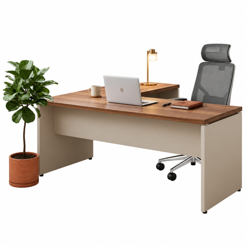 Mesa em L Sevilha e Champanhe com notebook, luminária e cadeira giratória com apoio de cabeça, acompanhada de planta.