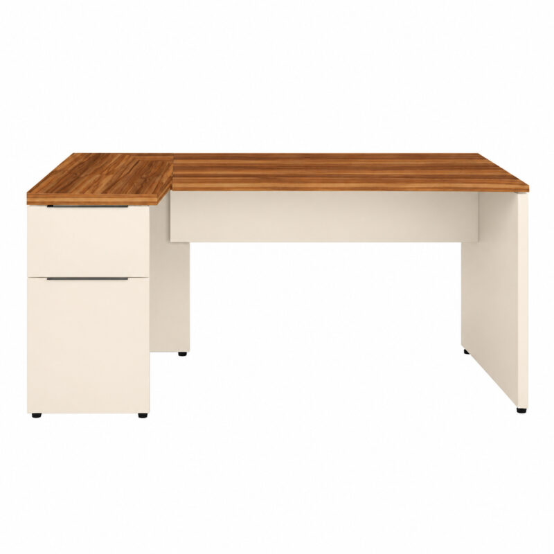 Mesa em L com extensão amadeirada em primeiro plano, painel lateral Champanhe e mesa principal ao fundo.