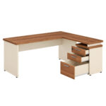 Mesa em L com três gavetas abertas à direita, tampos Nogal Sevilha e pés painel claros em perspectiva.