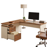 Mesa em L com gavetas abertas, computador e acessórios, acompanhada de cadeira marrom e luminária de piso.