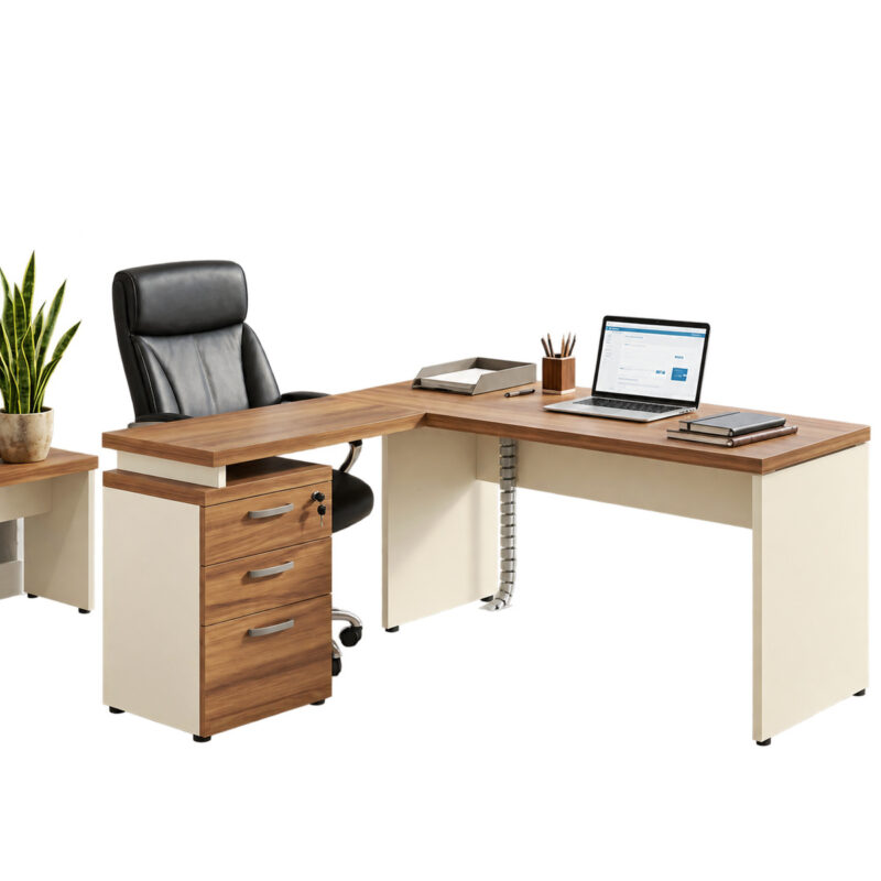 Mesa em L com gaveteiro à esquerda, notebook e acessórios, acompanhada de cadeira preta e planta ao lado.