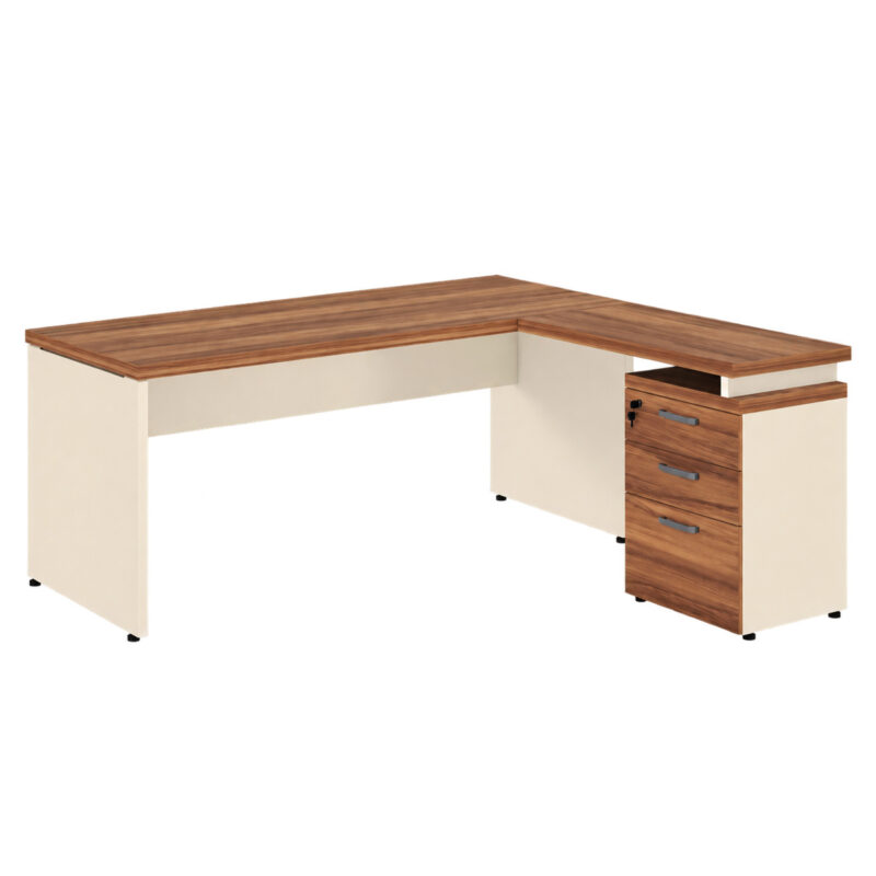 Mesa em L em perspectiva com três gavetas fechadas à direita, tampos amadeirados e painéis Champanhe.