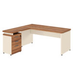 Mesa em L com três gavetas fechadas à esquerda, tampo Nogal Sevilha e pés painel Champanhe em perspectiva.