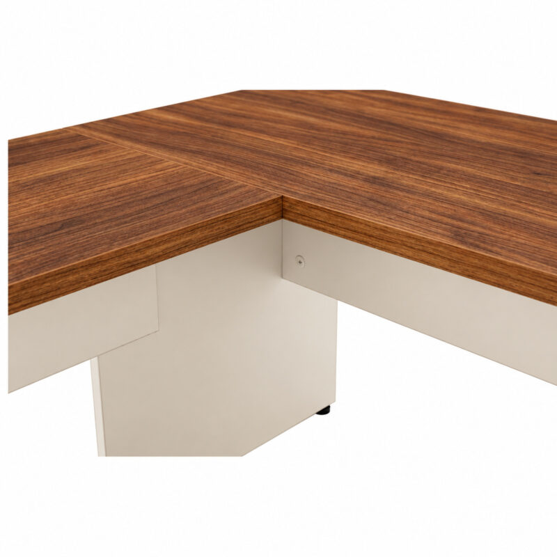 Detalhe da junção interna dos tampos amadeirados da mesa em L, com painéis claros e apoio central abaixo.