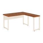 Mesa em L Pé Quadro — Vista Principal Mesa em L pé quadro sem gavetas, com tampos amadeirados Sevilha e estrutura metálica Champanhe em três quartos.