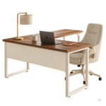Mesa em L Pé Quadro para Home Office em Goiânia Mesa em L pé quadro com notebook, luminária e acessórios no tampo, acompanhada de cadeira giratória clara.