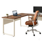Mesa em L Pé Quadro — Composição com Notebook e Monitor Mesa em L pé quadro com notebook e monitor nas superfícies, acompanhada de cadeira giratória marrom.