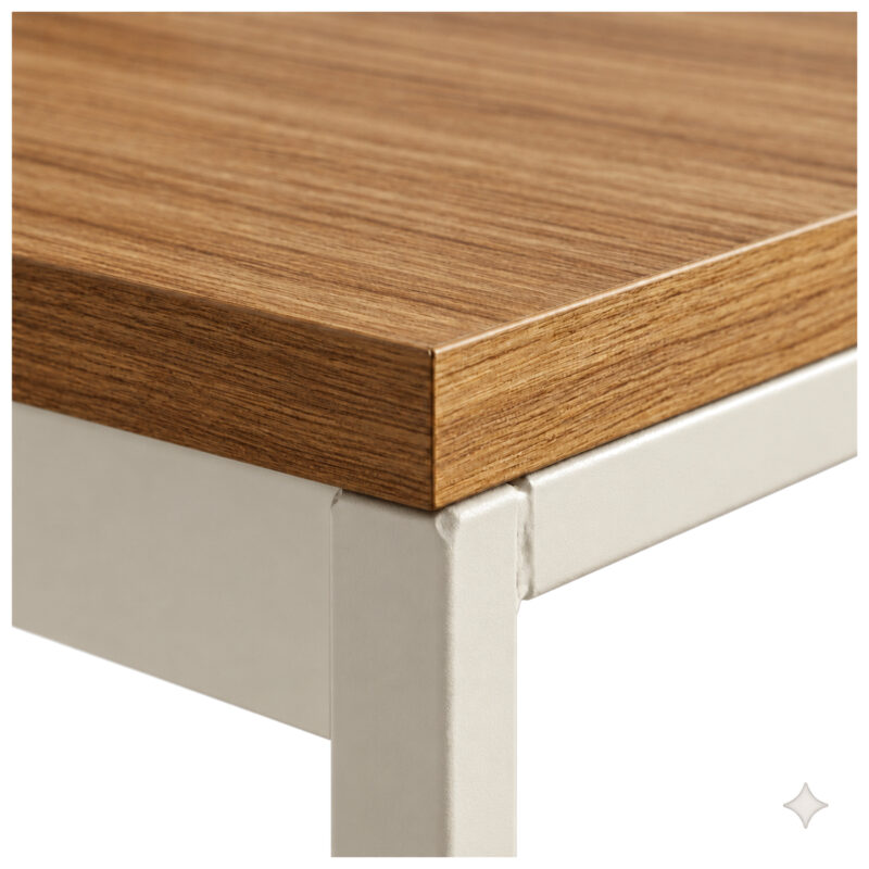 Mesa em L pé quadro com aproximação do canto do tampo amadeirado e da ligação com a estrutura Champanhe.