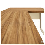 Mesa em L Pé Quadro — Textura Amadeirada Sevilha Mesa em L pé quadro com vista aproximada dos veios amadeirados do tampo e da superfície perpendicular ao fundo.