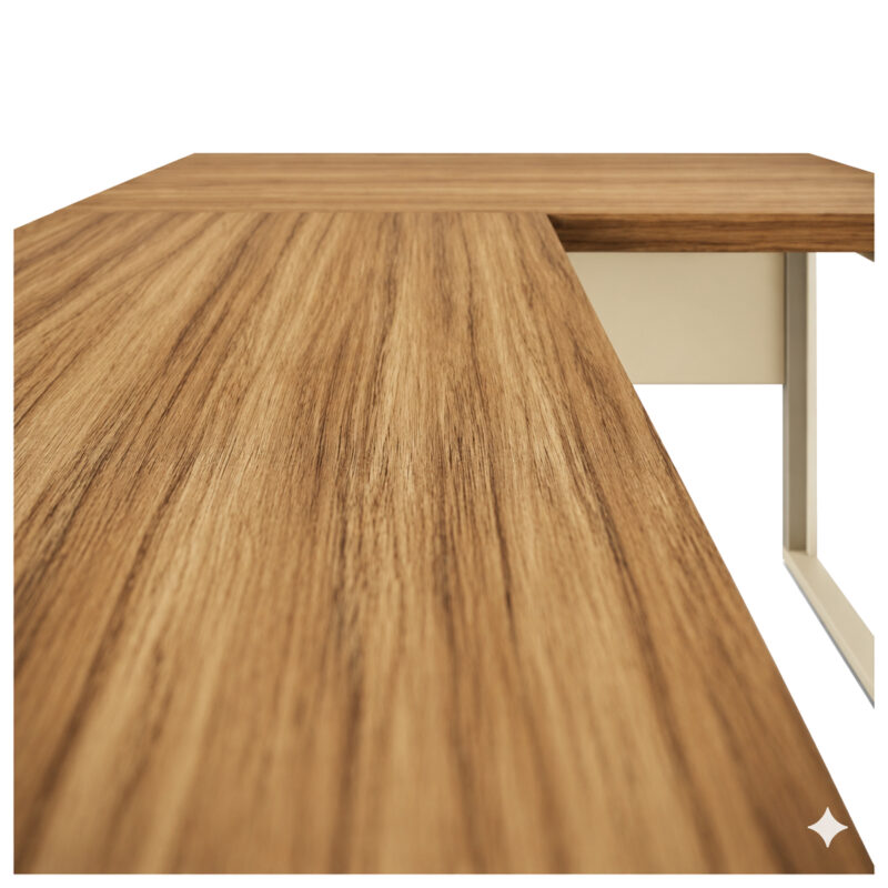 Mesa em L pé quadro com vista aproximada dos veios amadeirados do tampo e da superfície perpendicular ao fundo.