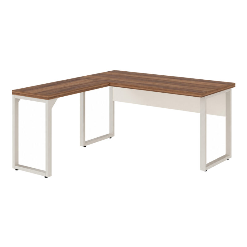 Mesa em L pé quadro em perspectiva, com auxiliar à esquerda no enquadramento e mesa principal à direita.