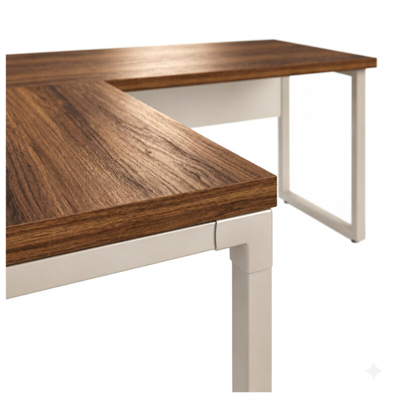 Mesa em L pé quadro com detalhe da borda amadeirada em primeiro plano e dos apoios metálicos Champanhe.