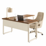 Mesa em L com notebook e cadeira clara Mesa em L com notebook, luminária e acessórios, acompanhada de cadeira giratória estofada clara.