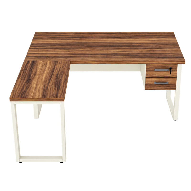 Mesa em L vista de cima em perspectiva, com extensão à esquerda, tampos amadeirados e duas gavetas fechadas à direita.