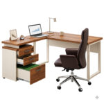 Mesa em L com notebook, luminária e cadeira marrom, além de gavetas abertas e materiais no gavetão inferior.
