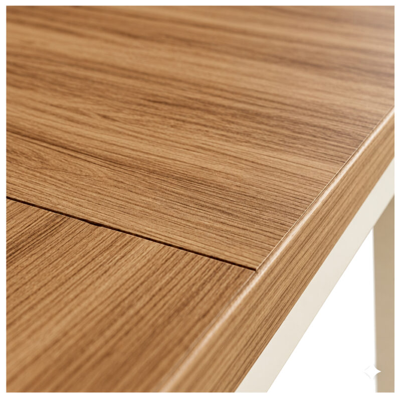 Mesa em L com aproximação da linha de união entre os tampos amadeirados e do acabamento da borda lateral.