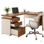 Mesa em L com notebook e planta, acompanhada de cadeira clara com manta e gaveteiro aberto com pastas.