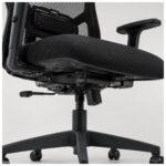 Macro técnico da união entre encosto, suporte lombar e estrutura da Cadeira Orion Presidente.
