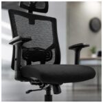Detalhe comercial do assento preto da Cadeira Orion Presidente com acabamento uniforme e formato amplo.