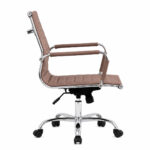 Cadeira Diretor Charles Eames Terracota vista pela lateral esquerda, com braços e estrutura cromada