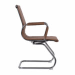 Cadeira Interlocutor Charles Eames Terracota em vista lateral, com encosto curvado, braço cromado e base em S.