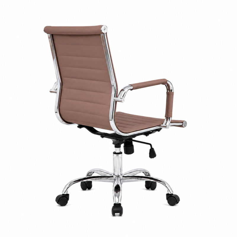 Cadeira Diretor Charles Eames Terracota em vista traseira esquerda, com estrutura cromada aparente