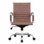 Cadeira Diretor Charles Eames Terracota em vista frontal, com braços cromados e base com rodízios