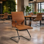 Cadeira Interlocutor Charles Eames Terracota posicionada em escritório moderno com mobiliário contemporâneo.