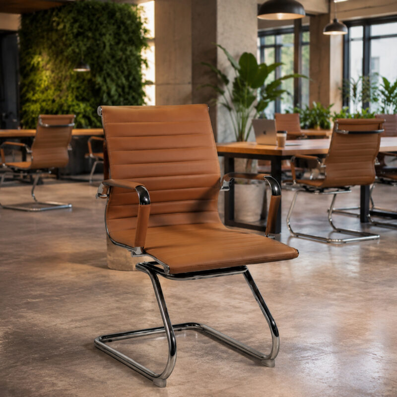 Cadeira Interlocutor Charles Eames Terracota posicionada em escritório moderno com mobiliário contemporâneo.