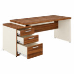 Mesa pedestal com três gavetas abertas à esquerda Mesa pedestal Sevilha e Champanhe com três gavetas abertas à esquerda, puxadores metálicos e pé painel.