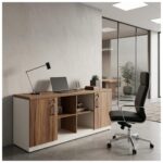 Armário credenza com portas fechadas e nichos centrais em escritório com notebook, luminária e cadeira preta.