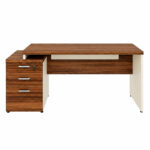 Mesa pedestal frontal com gaveteiro à esquerda Vista frontal da mesa pedestal com três gavetas fechadas à esquerda, painel amadeirado e pé lateral claro.