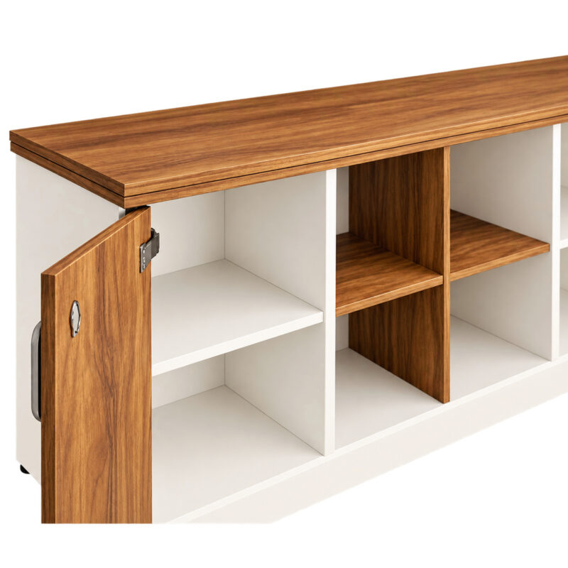Detalhe do armário credenza com porta aberta, dobradiças aparentes, prateleira clara e nichos amadeirados.