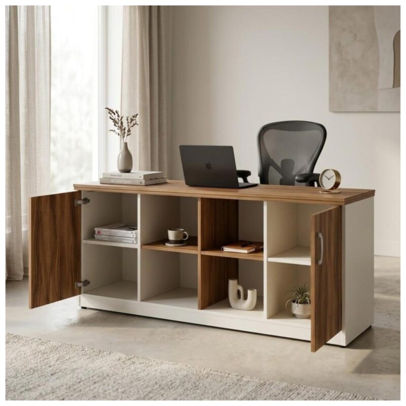 Armário credenza com portas abertas, livros e objetos decorativos em ambiente com cadeira de tela e cortina clara.