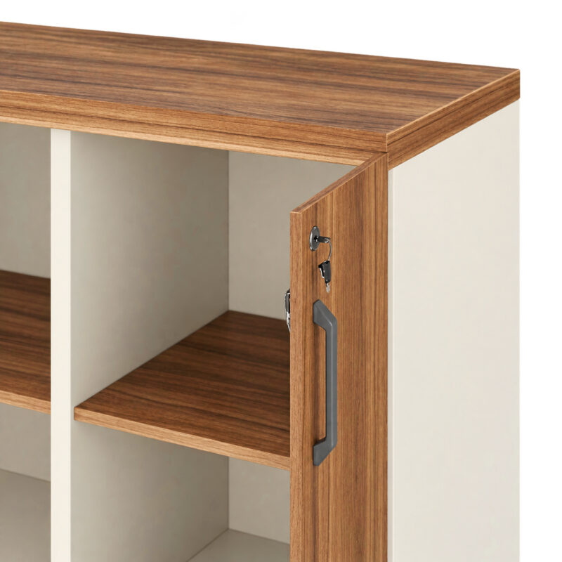 Detalhe da porta amadeirada do armário credenza com fechadura, puxador metálico e prateleira interna.