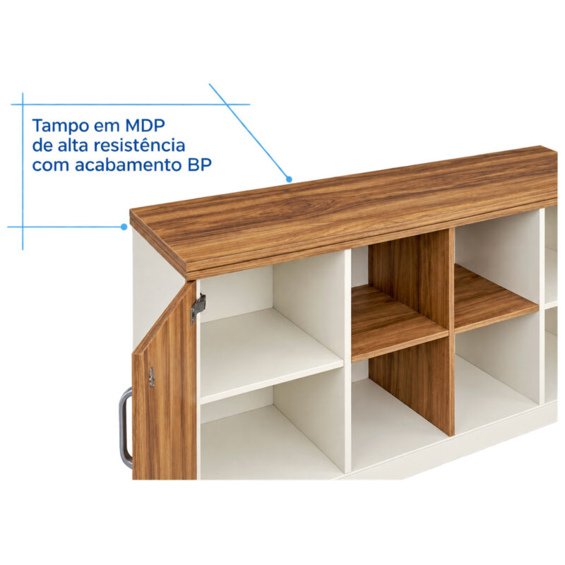 Armário credenza com portas abertas e indicação do tampo em MDP com acabamento BP sobre a superfície amadeirada.
