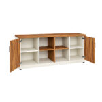 Armário credenza visto pela esquerda com duas portas abertas, prateleiras claras e quatro nichos centrais.