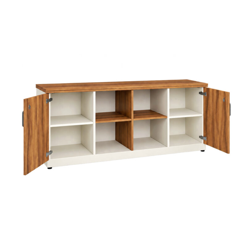 Armário credenza visto pela esquerda com duas portas abertas, prateleiras claras e quatro nichos centrais.
