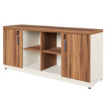 Armário credenza Sevilha e Champanhe com duas portas fechadas, puxadores metálicos e quatro nichos centrais abertos.