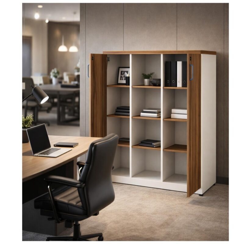 Armário alto com portas abertas, livros e pastas nas prateleiras, ao lado de mesa com notebook e cadeira preta.