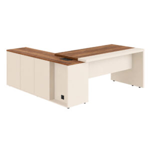 Mesa em L vista pelo lado externo, com tampos amadeirados, painéis Champanhe e caixa de tomadas sobre o módulo lateral.