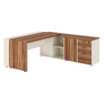 Mesa em L com armário e gaveteiro fechados à direita Mesa em L com armário e gaveteiro fechados à direita, nichos claros ao centro e painel amadeirado na extremidade esquerda.