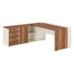 Mesa em L com armário e gaveteiro fechados à esquerda Mesa em L com gaveteiro e porta fechados à esquerda, nichos centrais claros e tampo principal com painel amadeirado à direita.