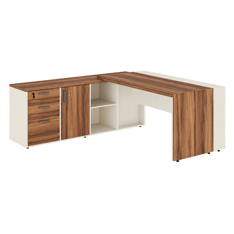 Mesa em L com gaveteiro e porta fechados à esquerda, nichos centrais claros e tampo principal com painel amadeirado à direita.