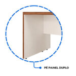 Detalhe do pé painel duplo da mesa em L Champanhe Detalhe circular do pé painel duplo Champanhe sob o tampo amadeirado, com bordas sobrepostas e sapata junto ao piso.