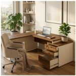 Mesa em L em home office com plantas e cadeira clara Mesa em L com gavetas abertas à direita, notebook e plantas em home office com cadeira clara, estante e quadros.