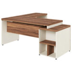 Perspectiva da mesa em L com nicho lateral aberto Mesa em L vista pelo lado externo, com nichos laterais em primeiro plano, tampos amadeirados e estrutura Champanhe.