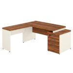 Mesa em L com gaveteiro fechado à direita em perspectiva Mesa em L Sevilha e Champanhe com gaveteiro fechado à direita, extensão à esquerda e chave na gaveta superior.