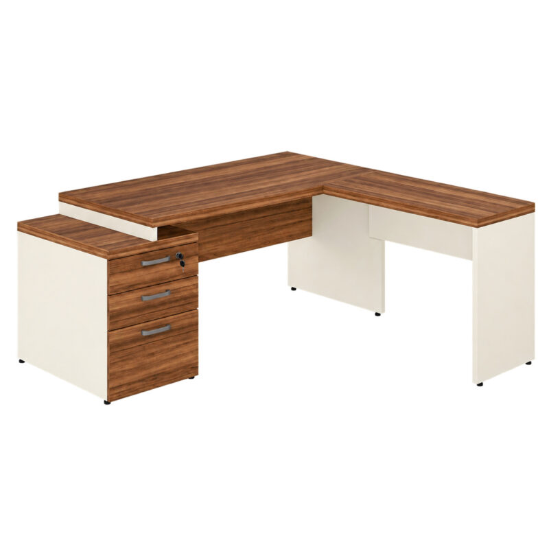 Mesa em L com gaveteiro fechado à esquerda, extensão à direita, tampos amadeirados e pés painel Champanhe.