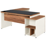 Vista externa da mesa em L com nicho lateral Mesa em L vista pelo lado externo, com vidro fumê, painel frontal amadeirado e módulo lateral com nichos abertos.